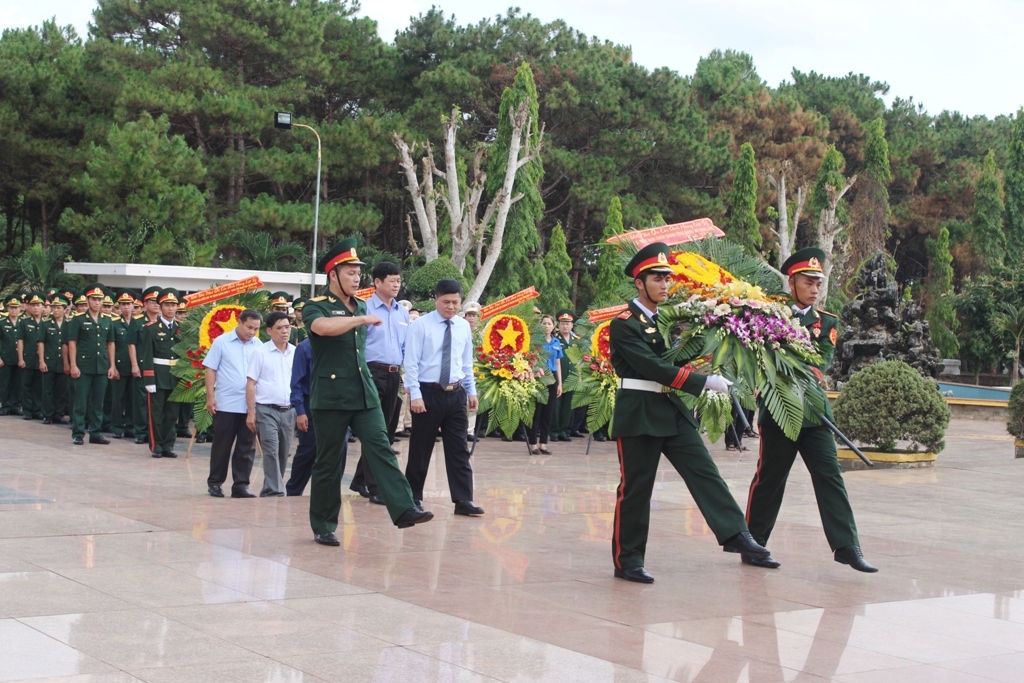 Đoàn đại biểu Ban Chấp hành Đảng bộ tỉnh và các Ban xây dựng Đảng dâng hoa tưởng niệm các anh hùng liệt sỹ