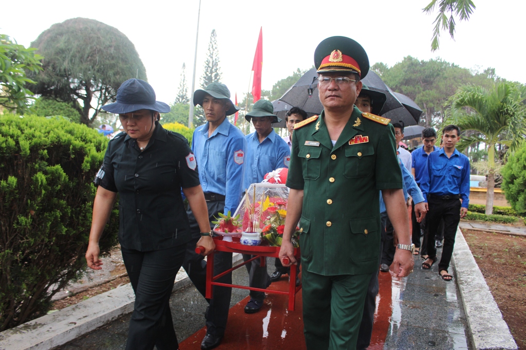 Các đoàn đại biểu tiễn đưa các liệt sỹ về nơi yên nghỉ