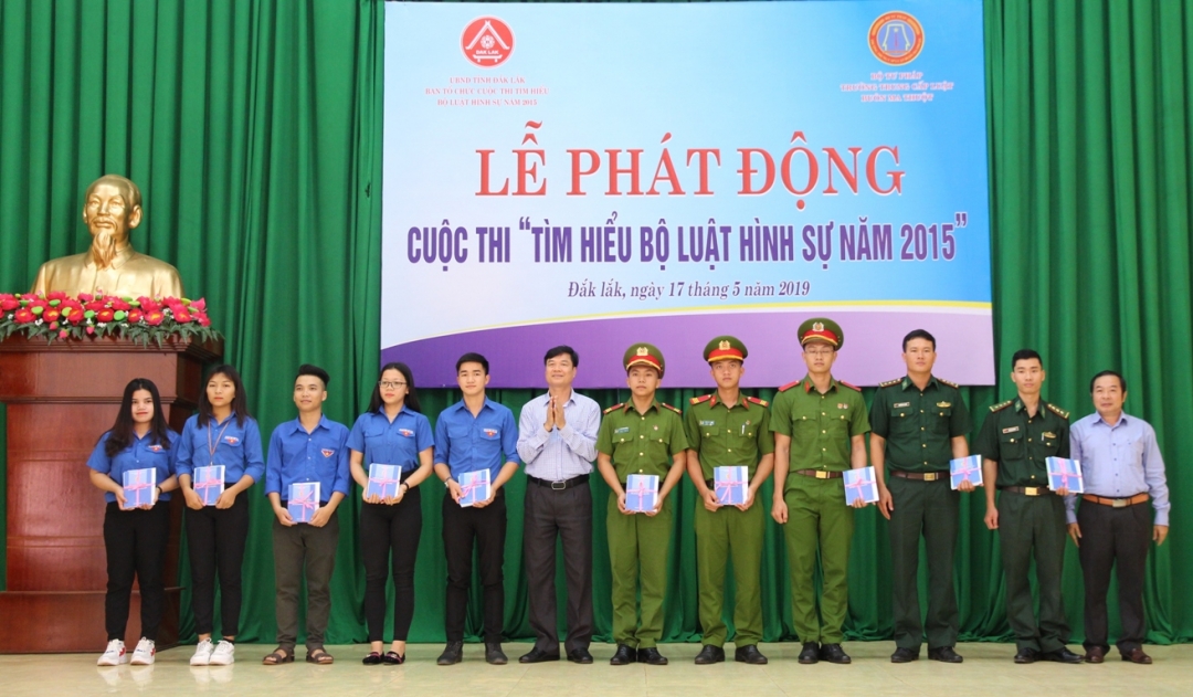 Đại diện Ban Tổ chức Cuộc thi phát tài liệu cho các đối tượng tham gia cuộc thi. 