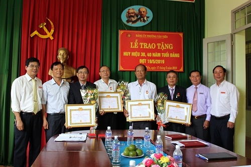 Ban thường vụ Đảng ủy phường Tân Tiến chụp ảnh lưu niệm cùng các đảng viên được trao tặng Huy hiệu Đảng
