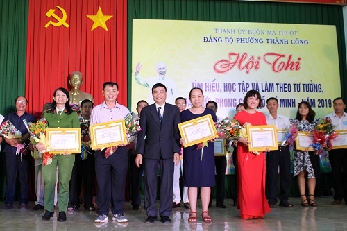 Đồng chí Nguyễn Hải Hưng, Bí thư Đảng ủy phường Thành Công trao giải cho các đội đạt thành tích cao.