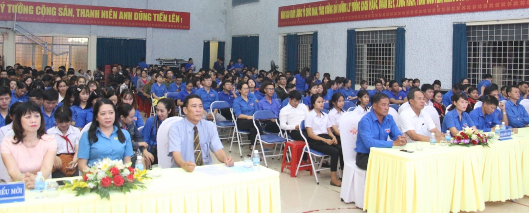Các đại biểu cùng đoàn viên thanh niên tham dự chương trình