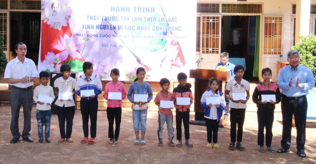 Trao học bổng cho học sinh nghèo vượt khó