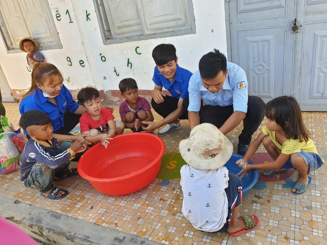 Trẻ em ở buôn Ja (xã Hòa Sơn) được hướng dẫn cách rửa tay đúng cách.