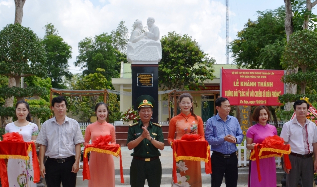 Các đại biểu cắt băng khánh thành tượng đài. Ảnh: N.Lân