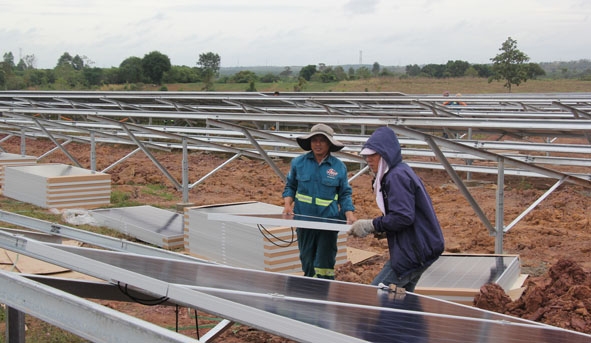 Thi công một dự án điện mặt trời tại xã Ea Wer, huyện Buôn Đôn.