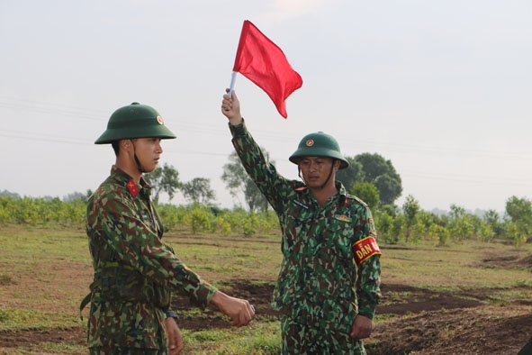 Chiến sĩ mới Tiểu đoàn 7 tự tin thực hiện động tác ném lựu đạn.   