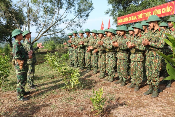 Chỉ huy Trung đoàn 95 động viên tinh thần bộ đội trước khi vào tuyến bắn.