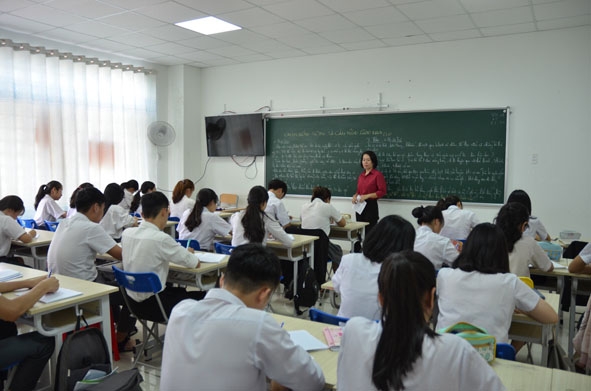 Học sinh lớp 12 Trường Tiểu học, THCS & THPT Victory (TP. Buôn Ma Thuột) tập trung ôn tập cho kỳ thi THPT quốc gia năm 2019. 