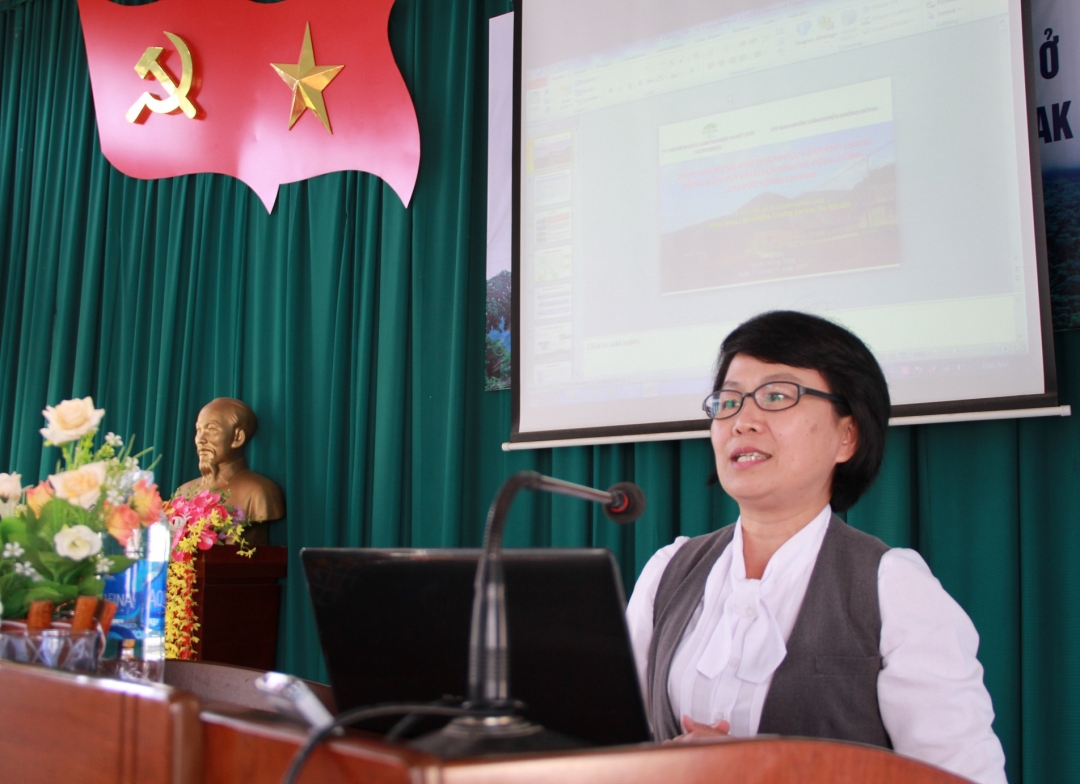 Tiến sỹ Cao Thị Lý - Trường Đại học Tây Nguyên trình bày tham luận tại hội thảo