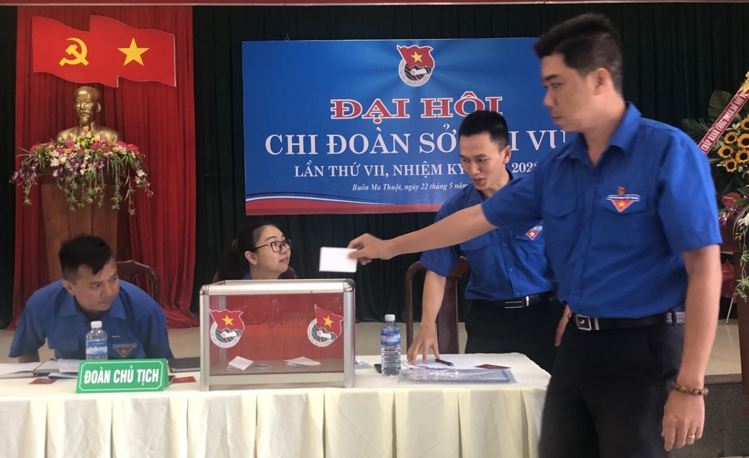 Các đại biểu bỏ phiếu bầu Ban chấp hành Chi đoàn Sở Nội vụ nhiệm kỳ 2019 – 2022