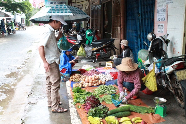 Túi ni lông vẫn được người dân sử dụng nhiều khi đi chợ. 