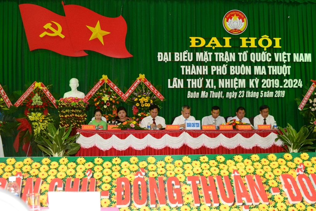 Đoàn Chủ tịch chủ trì Đại hội.