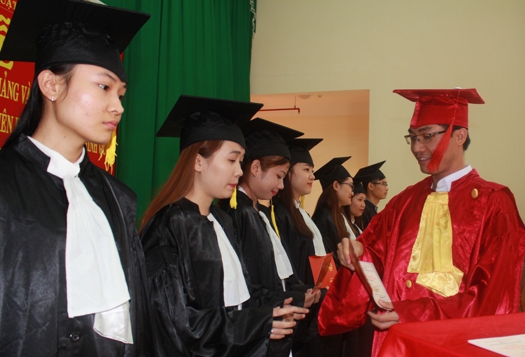 Lãnh đạo Trường Trung cấp Luật Buôn Ma Thuột trao bằng tốt nghiệp trung cấp luật cho học viên.
