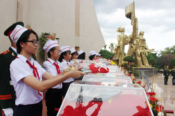 Thế hệ trẻ TP. Buôn Ma Thuột bày tỏ lòng tri ân các anh hùng liệt sỹ.  