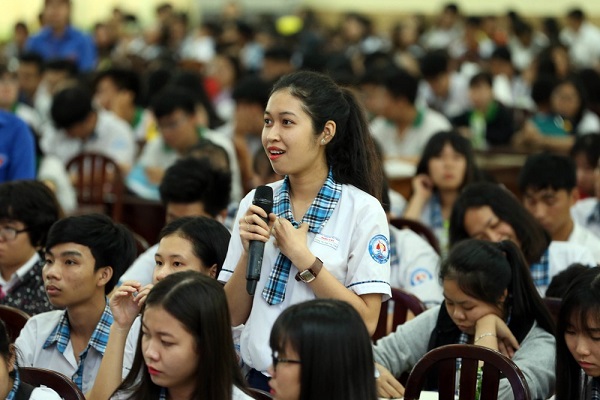 Học sinh tìm hiểu thông tin về các ngành nghề tại một buổi tư vấn, hướng nghiệp. (Ảnh minh họa)