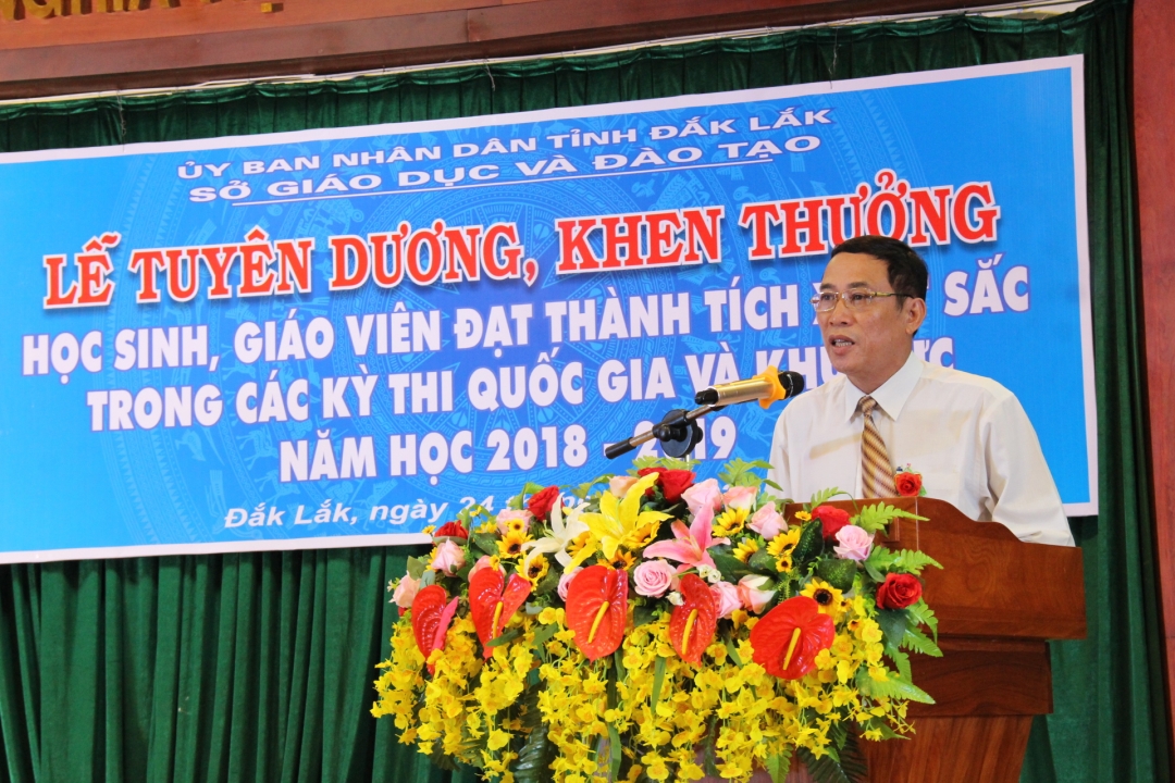 Phó Chủ tịch UBND tỉnh Võ Văn Cảnh phát biểu tại buổi lễ.