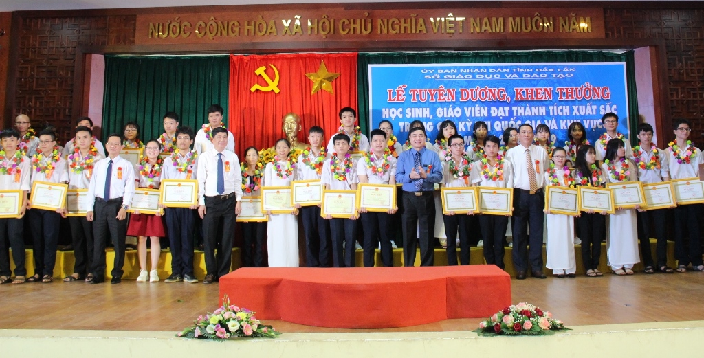 Trao Bằng khen của Bộ GD&ĐT và UBND tỉnh tặng các học sinh có thành tích xuất sắc.