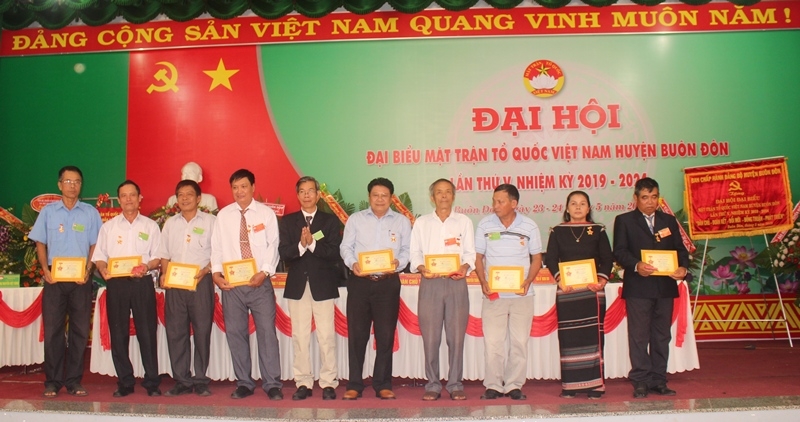 Đại diện lãnh đạo Ủy ban MTTQ Việt Nam tỉnh tặng Kỷ niệm chương 