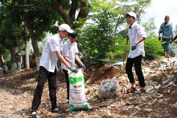 Các em học sinh Trường THCS Trần Hưng Đạo (phường Ea Tam) tham gia nhặt rác tại đường Phùng Hưng.