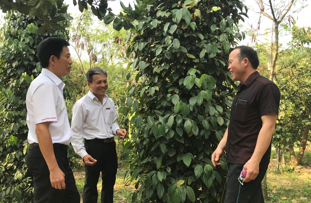 Cán bộ Ngân hàng NN-PTNT Chi nhánh huyện Ea Kar kiểm tra hiệu quả vốn vay của một khách hàng trên địa bàn