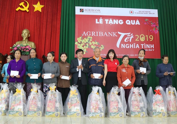 Lãnh đạo Hội Chữ thập đỏ TP. Buôn Ma Thuột và đơn vị tài trợ tặng quà cho người nghèo phường Ea Tam.