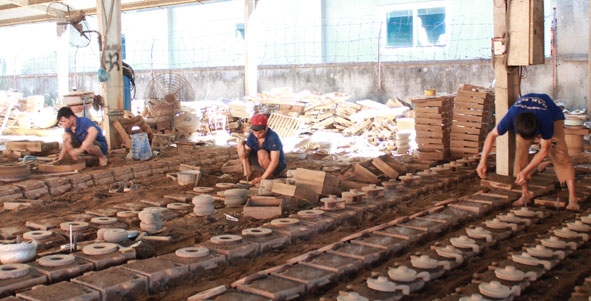 Công nhân làm việc không có bảo hộ lao động tại một doanh nghiệp trên địa bàn TP. Buôn Ma Thuột.   