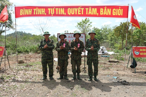 Chỉ huy Đại đội 8 tặng hoa và chụp ảnh lưu niệm với các chiến sĩ bắn giỏi.