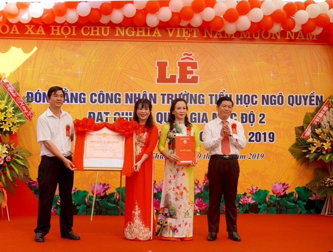 Lãnh đạo UBND TP. Buôn Ma Thuột trao Bằng Công nhận đạt Chuẩn Quốc gia giai đoạn II cho trường Tiểu học Ngô Quyền.
