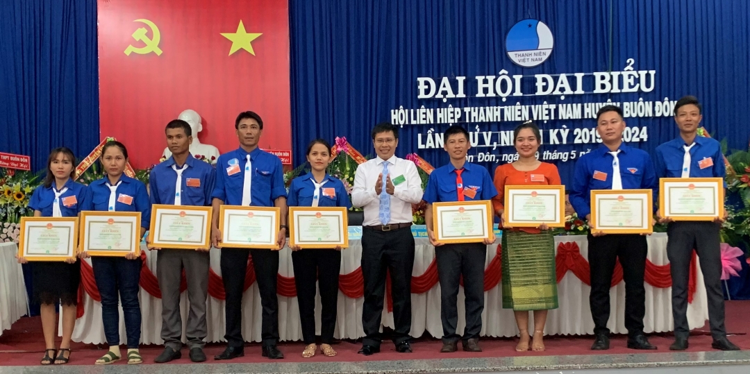 Các có thành tích xuất sắc nhận Bằng khen của