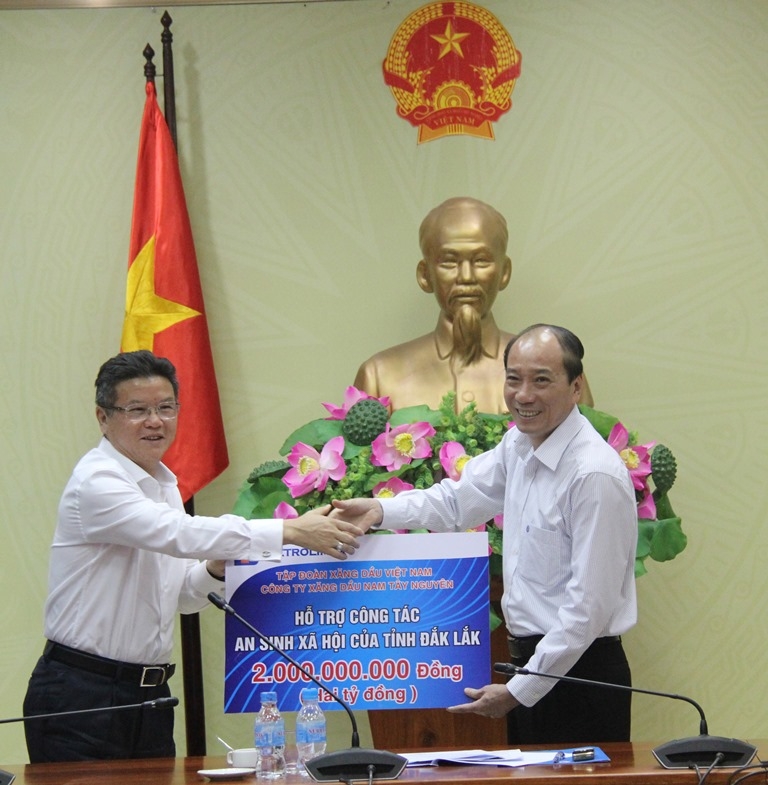 Lãnh đạo Tập đoàn Xăng dầu Việt Nam trao tượng trưng tiền hỗ trợ tỉnh Đắk Lắk