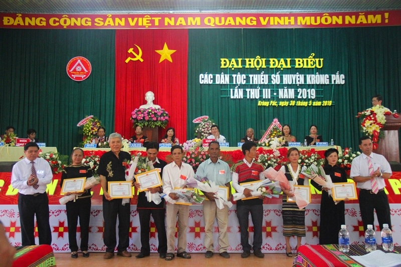 Các đại biểu tham quan triển lãm văn hóa các dân tộc tại hội trường UBND huyện