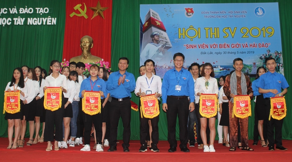 Ban tổ chức Hội thi tặng Cờ lưu niệm cho các đội tham dự