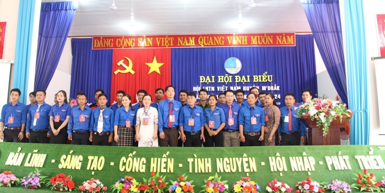 Ủy ban Hội Liên hiệp thanh niên Việt Nam huyện M’Đrắk lần thứ VIII, nhiệm kỳ 2019 - 2024 ra mắt nhận nhiệm vụ.