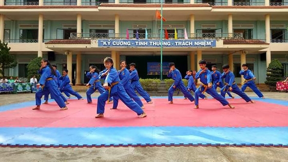 Võ sinh Vovinam huyện Buôn Đôn trong một buổi biểu diễn.