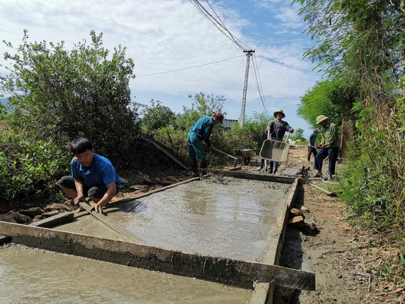 Người dân thôn 9, xã Ea Pil tham gia làm đường giao thông nông thôn.   