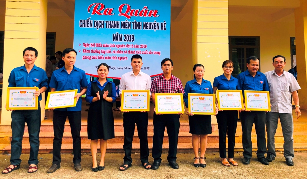 Đại diện Đoàn khối các cơ quan tỉnh khen thưởng các cấp thể có thành tích