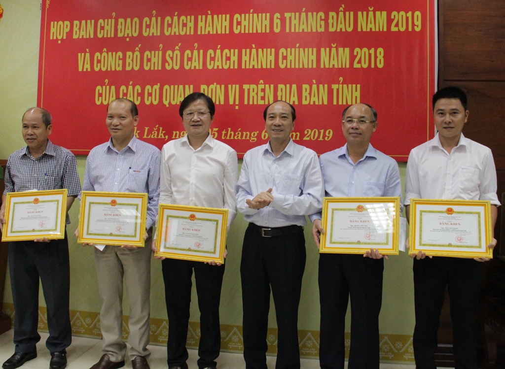 Chủ tịch UBND tỉnh Phạm Ngọc Nghị trao Bằng khen tặng các cá nhân có thành tích xuất sắc trong CCHC năm 2018.