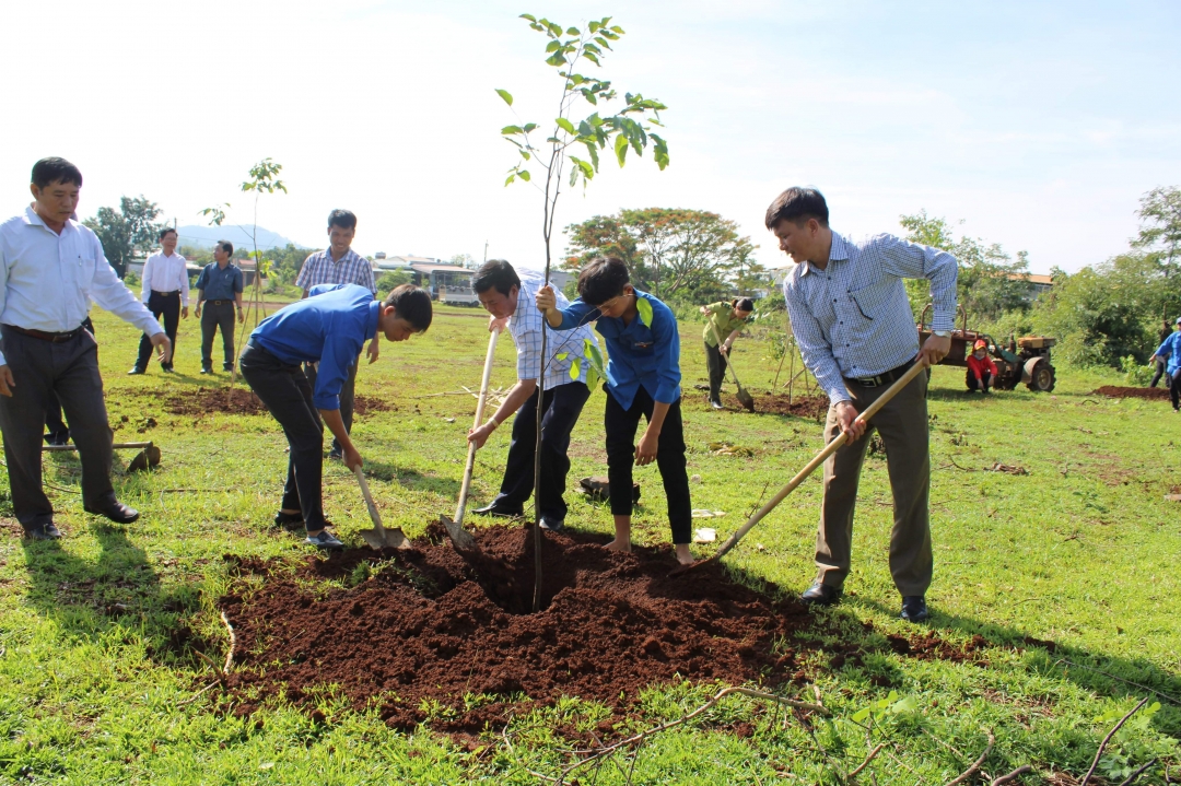Các đại biểu tham gia trồng cây tại sân vận động buôn Năc (xã Ea Bông, huyện Krông Ana)