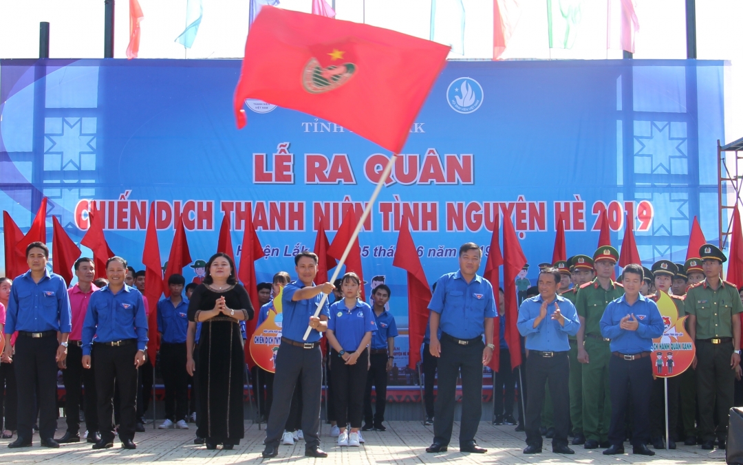 Phó Chủ tịch UBND tỉnh H'Yim Kđoh trao cờ xuất quân cho Thường trực Tỉnh Đoàn và các đội hình tham gia Chiến dịch TNTN hè 2019. Ảnh: V.Anh