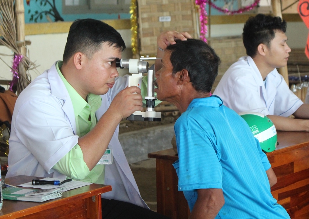 Các y, bác sĩ khám mắt miễn phí cho người dân xã Bông Krang