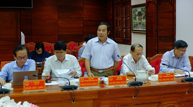 Thanh viên UBND tỉnh tham gia góp ý về nội dung các nghị quyết