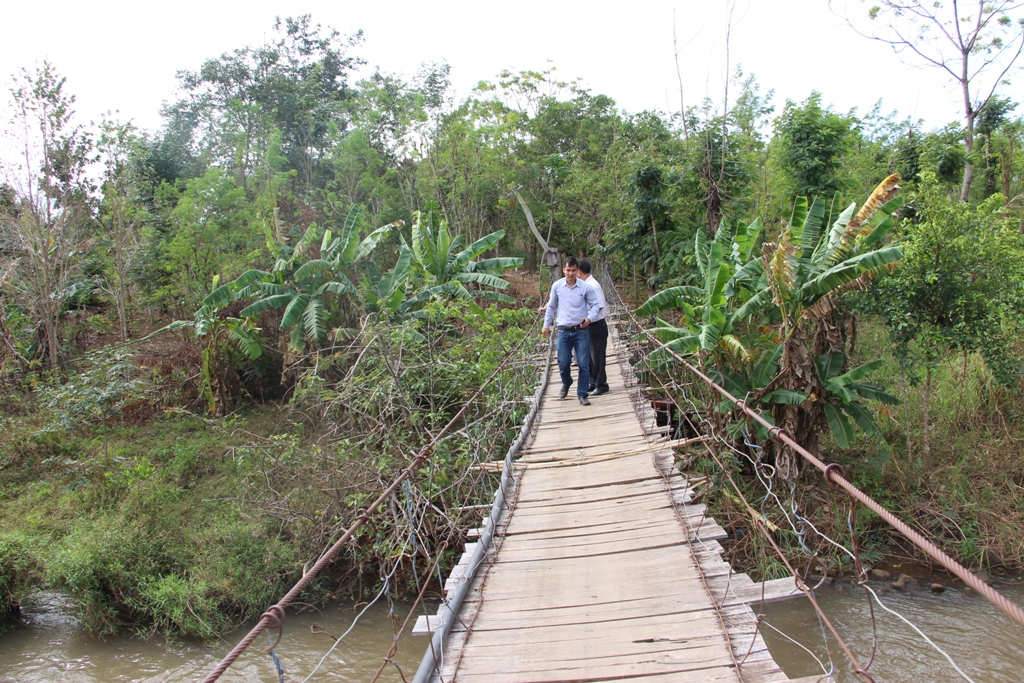 Cầu treo thôn Đồi Cầy, xã Ea Wer (huyện Buôn Đôn) được làm tạm bợ.