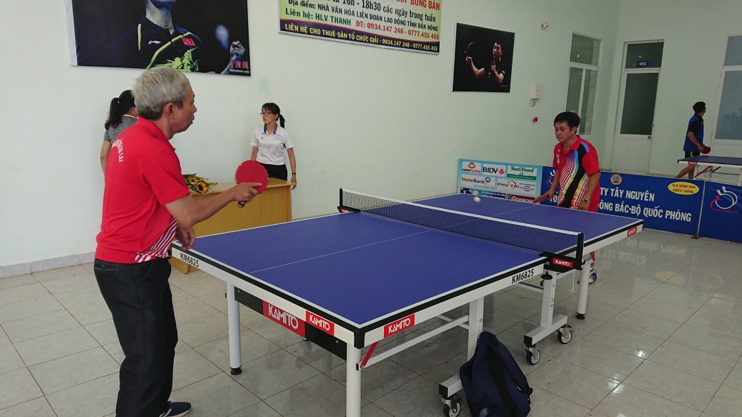 Các vận động viên thi đấu ở nội dung môn bóng bàn.