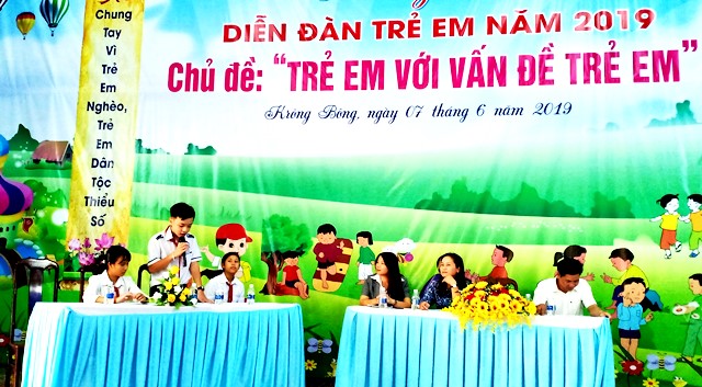 các em học sinh tham gia diễn đàn đã đặt câu hỏi và trình bày các vấn đề mà các em quan tâm cho đại diện lãnh đạo các ban, ngành, đoàn thể của huyện để đối thoại