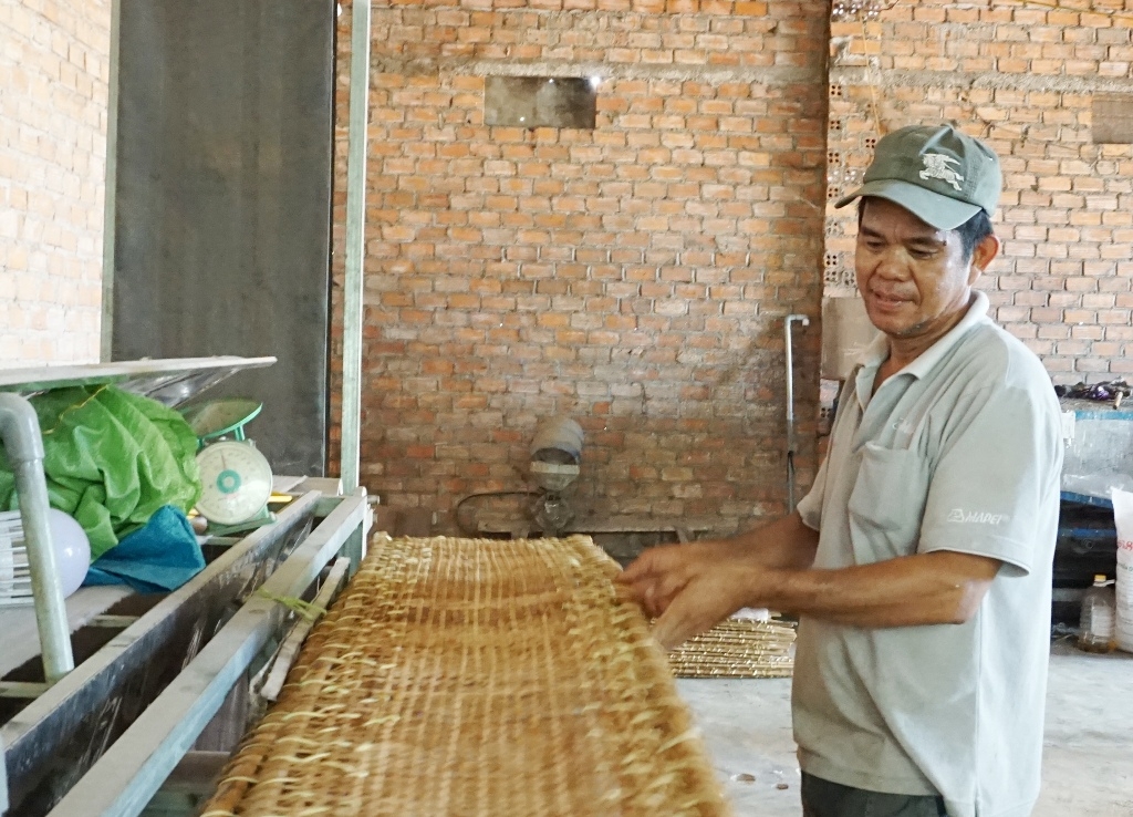 Nhiều gia đình ở thôn 6, 7 (xã Ea Bar) chuyển qua nghề làm bánh tráng thay vì đốt than. 