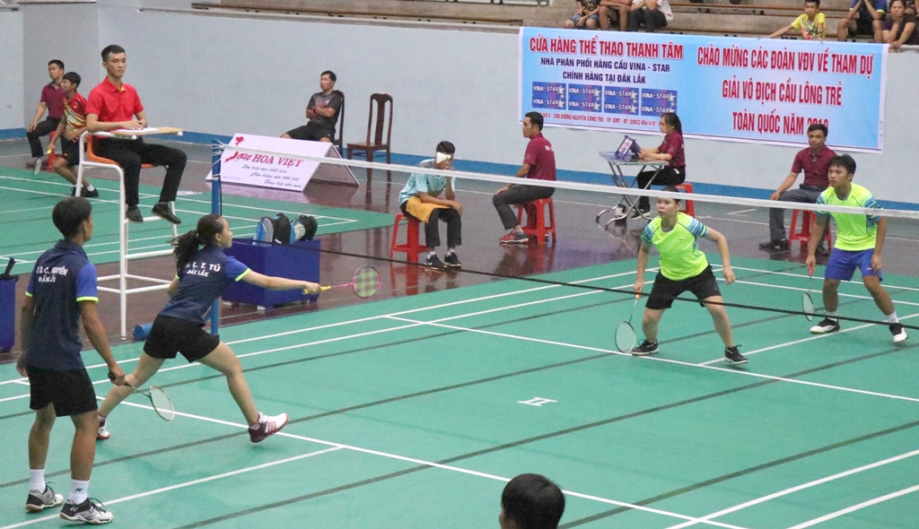 Các tay vợt tranh tài ở nội dung đôi nam nữ.