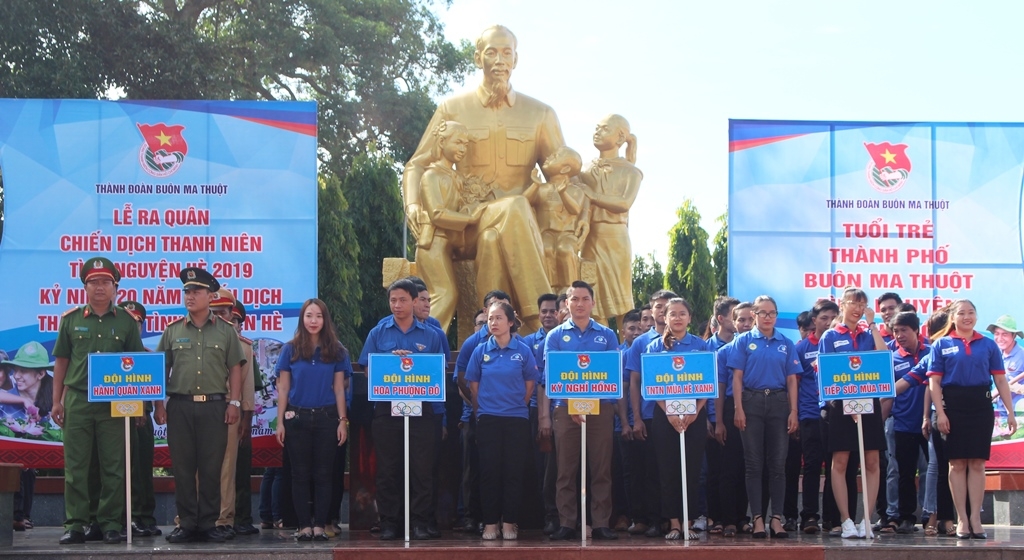 Các đội hình Thanh niên tình nguyện ra mắt nhận nhiệm vụ. Ảnh: V.Anh