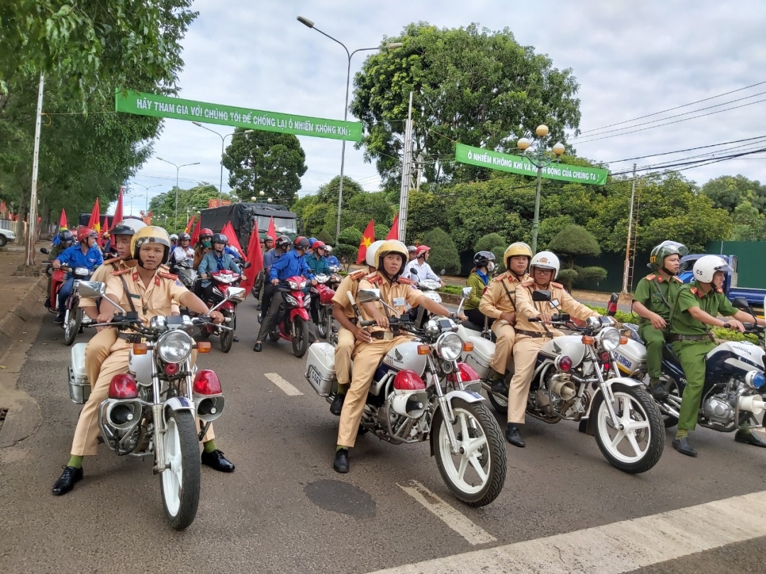 Các lực lượng tham gia diễu hành tuyên truyền phòng, chống ma túy trên địa bàn huyện Cư M'gar.