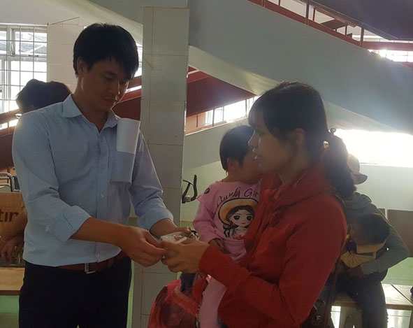 Anh Nguyễn Văn Toàn phát cháo cho  bệnh nhân nghèo. 